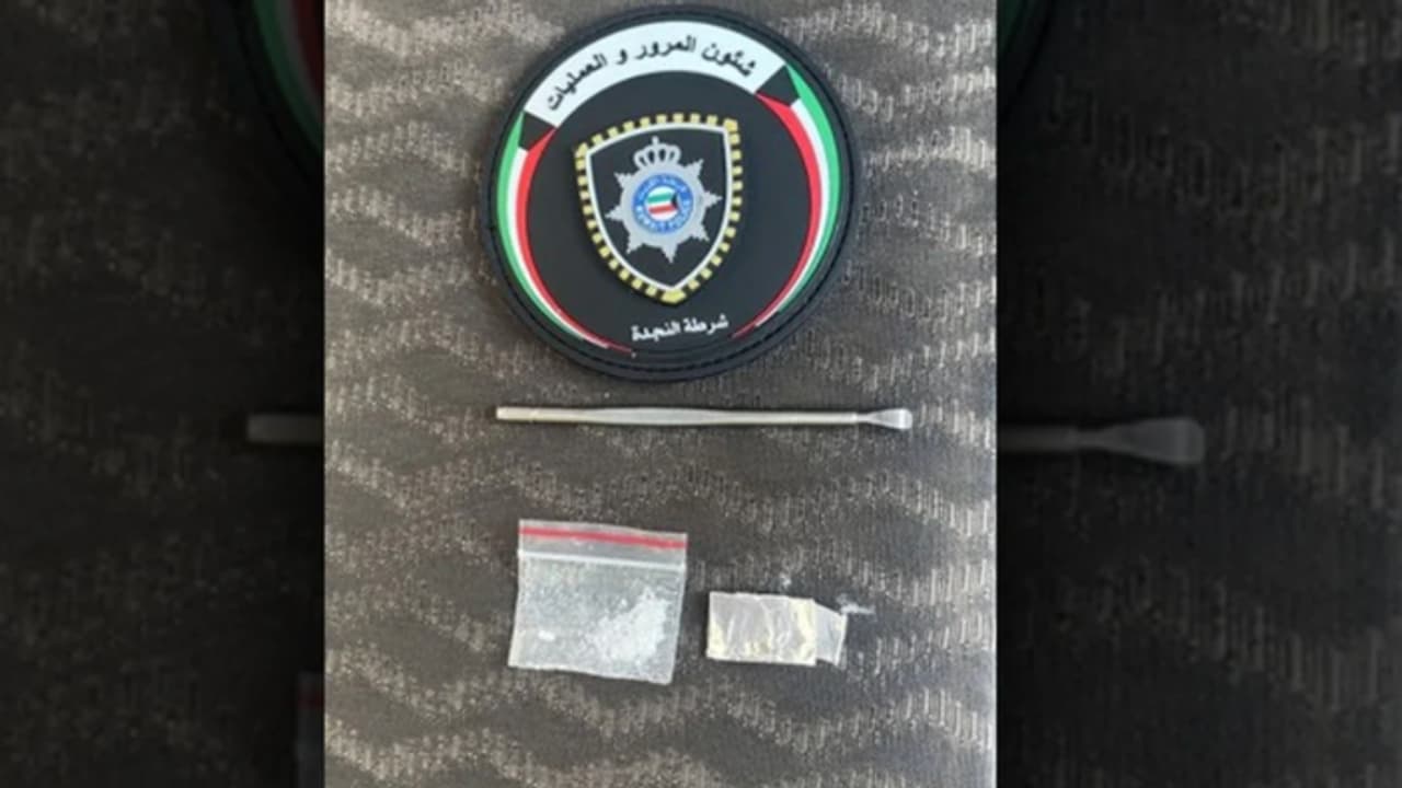 പെരുമാറ്റത്തിൽ സംശയം, പരിശോധിച്ചപ്പോൾ കൈയ്യിൽ നിന്ന് മയക്കുമരുന്ന് പൊതി താഴെ വീണു, കുവൈത്തിൽ പ്രവാസി അറസ്റ്റിൽ പെരുമാറ്റത്തിൽ സംശയം, പരിശോധിച്ചപ്പോൾ കൈയ്യിൽ നിന്ന് മയക്കുമരുന്ന് പൊതി താഴെ വീണു, കുവൈത്തിൽ പ്രവാസി അറസ്റ്റിൽ