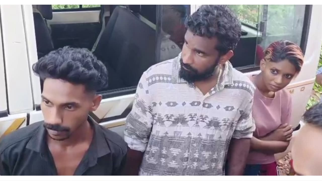 ആറ്റിങ്ങൽ ബസിറങ്ങി കഴക്കൂട്ടത്തേക്ക് പോകാൻ ഒരു യുവതിയും 2 യുവാക്കളും; ഡാന്സാഫ് പിടിച്ചത് 52 ഗ്രാം ലഹരിവസ്തു ആറ്റിങ്ങൽ ബസിറങ്ങി കഴക്കൂട്ടത്തേക്ക് പോകാൻ ഒരു യുവതിയും 2 യുവാക്കളും; ഡാന്സാഫ് പിടിച്ചത് 52 ഗ്രാം ലഹരിവസ്തു
