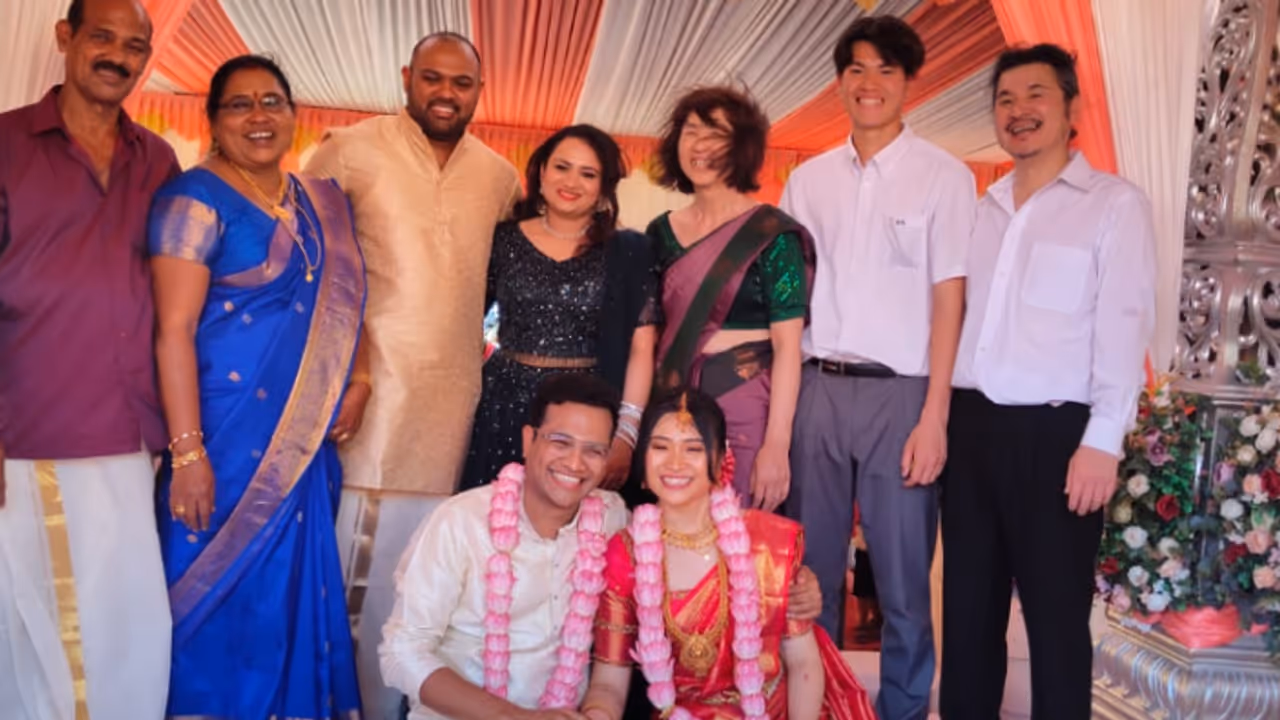 കടൽ കടന്നെത്തിയ പ്രണയം! ആറാട്ടുപുഴക്കാരന് വധു ജപ്പാൻകാരി സെന, ജ്ഞാനേശ്വരം ക്ഷേത്രത്തിൽ മാംഗല്യം! കടൽ കടന്നെത്തിയ പ്രണയം! ആറാട്ടുപുഴക്കാരന് വധു ജപ്പാൻകാരി സെന, ജ്ഞാനേശ്വരം ക്ഷേത്രത്തിൽ മാംഗല്യം!