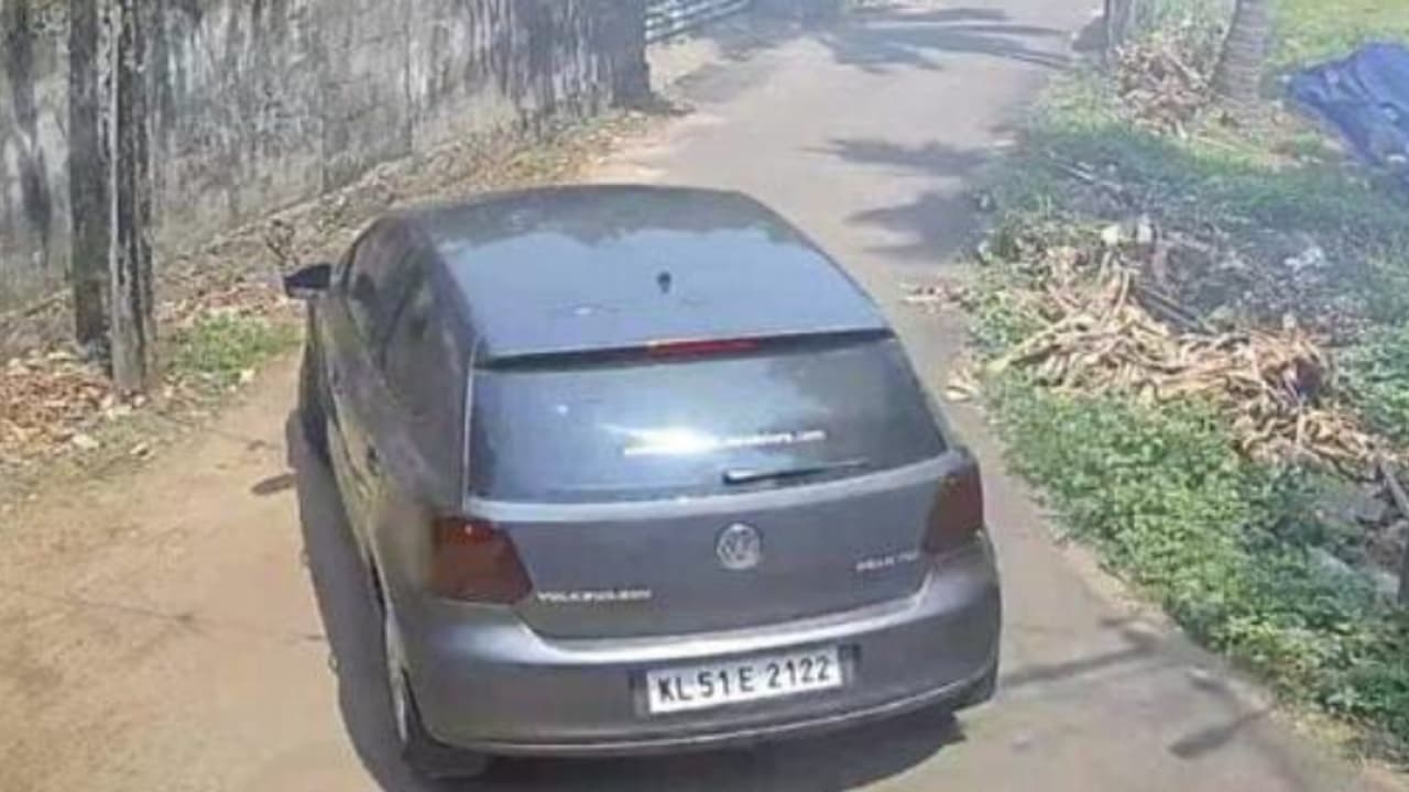 എന്തൊരു ക്രൂരത! പാടത്ത് വളർത്തിയ താറാവുകളെ തട്ടിയെടുത്ത് കാറിലെത്തിയ സംഘം, തടയാൻ ശ്രമിച്ച സ്ത്രീയെ ആക്രമിച്ചു എന്തൊരു ക്രൂരത! പാടത്ത് വളർത്തിയ താറാവുകളെ തട്ടിയെടുത്ത് കാറിലെത്തിയ സംഘം, തടയാൻ ശ്രമിച്ച സ്ത്രീയെ ആക്രമിച്ചു