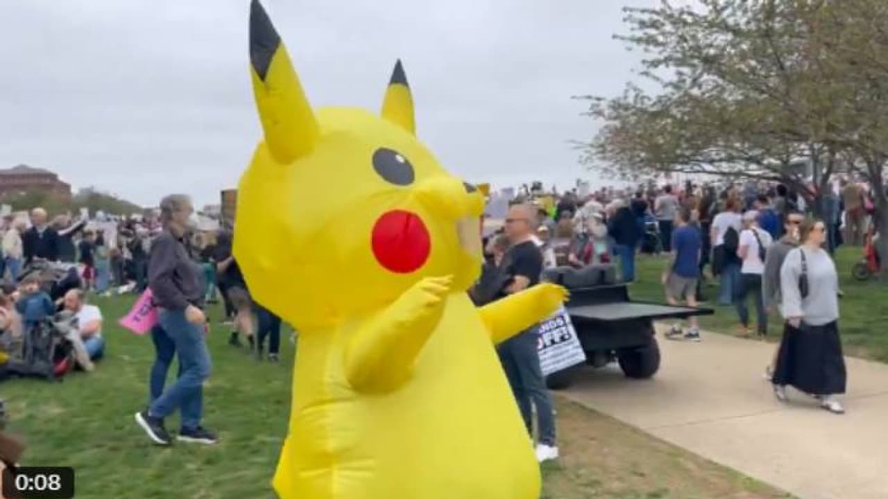 ട്രംപിനെതിരെ പ്രതിഷേധം ശക്തം, തെരുവുനിറഞ്ഞ് ജനങ്ങള്‍, വൈറലായി 'പിക്കാച്ചു'