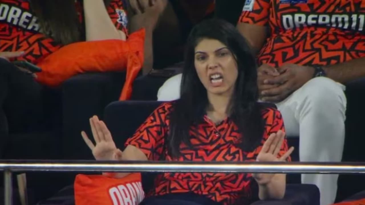 ഹൈദരാബാദിന്റെ തുടര്ച്ചയായ നാലാം തോൽവി, ദേഷ്യവും കണ്ണീരും അടക്കാനാവാതെ കാവ്യ മാരന് ഹൈദരാബാദിന്റെ തുടര്ച്ചയായ നാലാം തോൽവി, ദേഷ്യവും കണ്ണീരും അടക്കാനാവാതെ കാവ്യ മാരന്