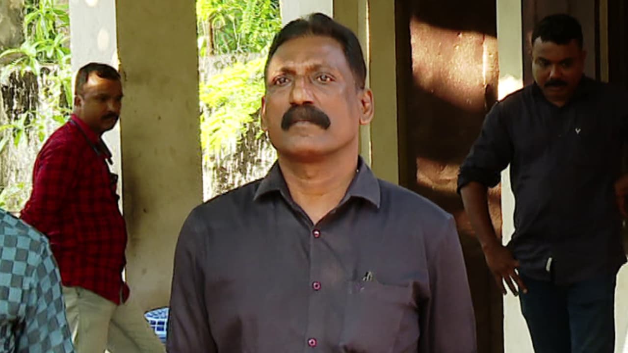 45000 വാങ്ങിയത് ഗൂഗിൾ പേ വഴി, ആകെ 1.75 ലക്ഷം കൈപ്പറ്റി; 'കുപ്രസിദ്ധി' നേടിയ വനം ഓഫീസർ കൈക്കൂലി വാങ്ങി പിടിയിൽ 45000 വാങ്ങിയത് ഗൂഗിൾ പേ വഴി, ആകെ 1.75 ലക്ഷം കൈപ്പറ്റി; 'കുപ്രസിദ്ധി' നേടിയ വനം ഓഫീസർ കൈക്കൂലി വാങ്ങി പിടിയിൽ