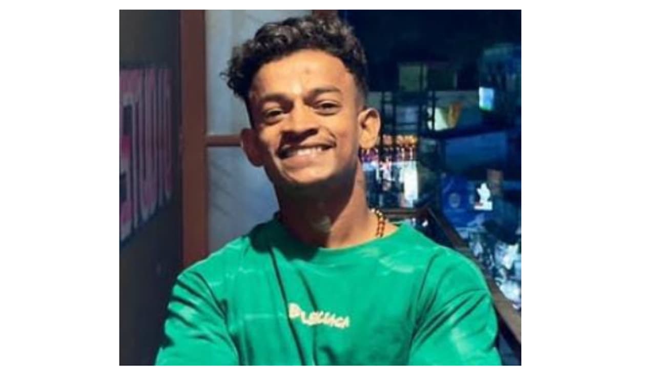 ട്രെയിൻ വരാൻ സിഗ്നലായപ്പോഴും വയോധികൻ പാളത്തിൽ, താഴേക്ക് ചാടി തോളിലേറ്റി രാഹുൽ; അഭിനന്ദിച്ച് നാട്ടുകാർ