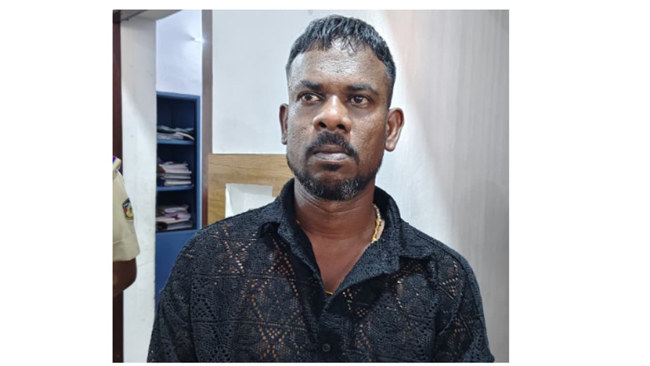 തെറി പറഞ്ഞതില് വൈരാഗ്യം, സംഘാംഗങ്ങളെ അക്രമത്തിന് പ്രേരിപ്പിച്ചു; വയോധികയെ വെട്ടിയ കേസില് യുവാവ് പിടിയിൽ തെറി പറഞ്ഞതില് വൈരാഗ്യം, സംഘാംഗങ്ങളെ അക്രമത്തിന് പ്രേരിപ്പിച്ചു; വയോധികയെ വെട്ടിയ കേസില് യുവാവ് പിടിയിൽ