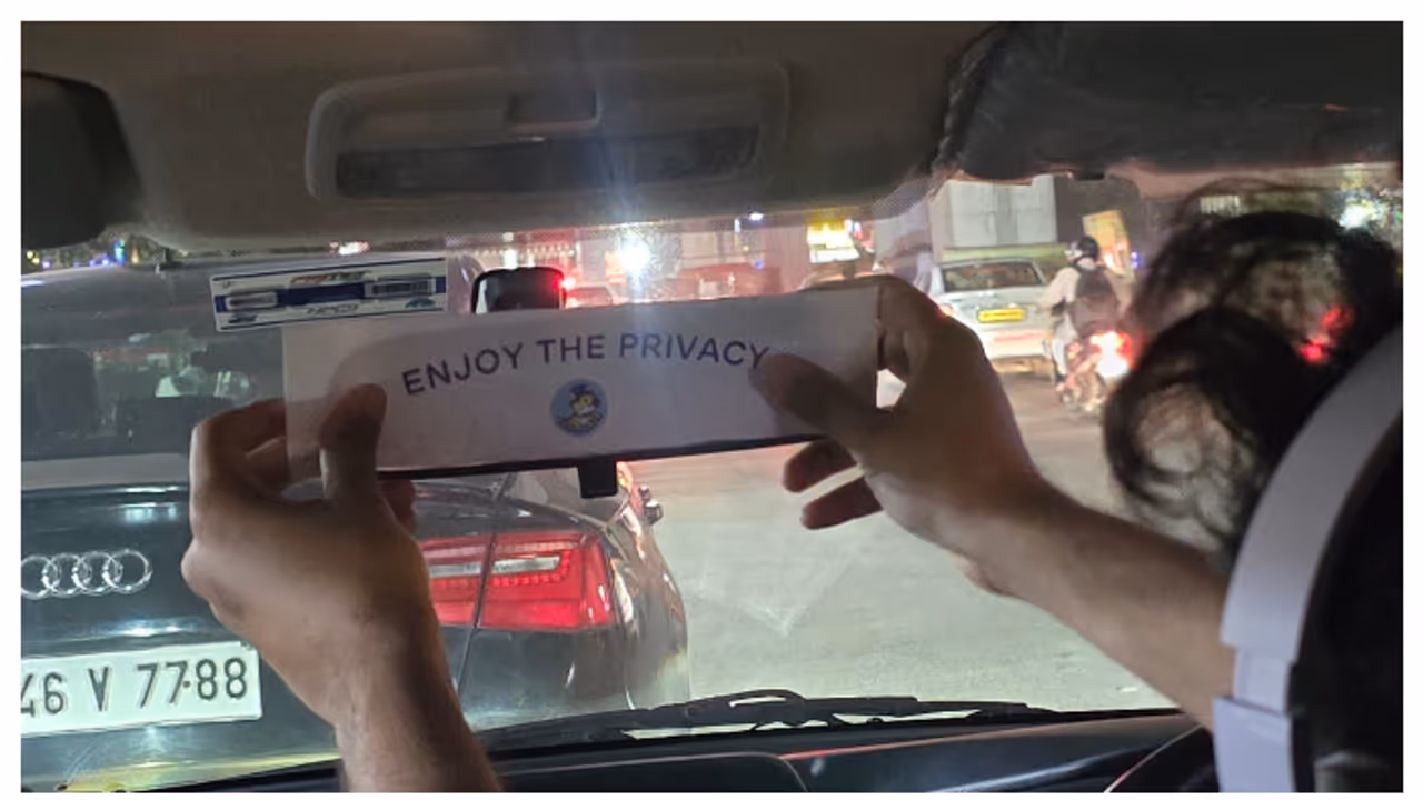 കപ്പിൾസിന് സ്വകാര്യനിമിഷങ്ങൾ ആസ്വദിച്ച് സഞ്ചരിക്കാൻ സ്മൂച്ച് ക്യാബുകൾ, സംഭവം ഏപ്രിൽ ഫൂൾ തമാശ