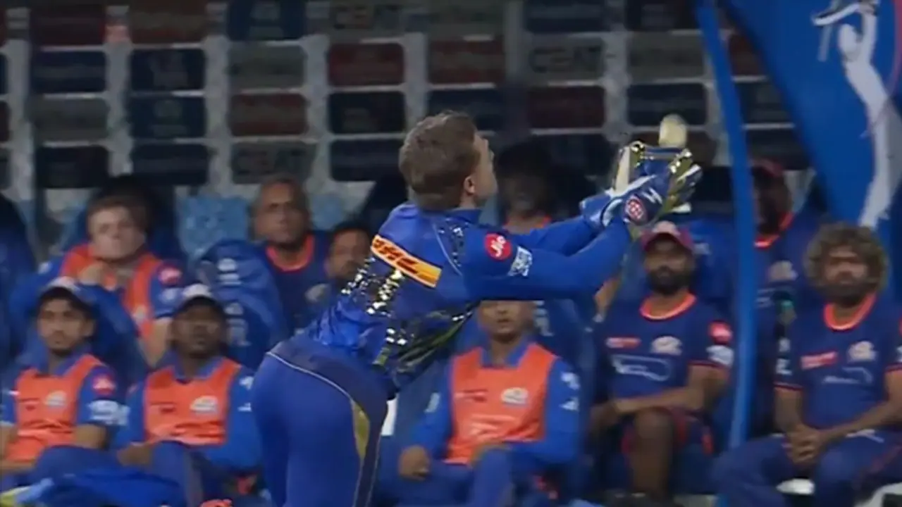 Viral Video: కీపర్ వెళ్లి బౌండరీ దగ్గర క్యాచ్ పట్టడం ఎప్పుడైనా చూశారా.? వైరల్ వీడియో Viral Video: కీపర్ వెళ్లి బౌండరీ దగ్గర క్యాచ్ పట్టడం ఎప్పుడైనా చూశారా.? వైరల్ వీడియో