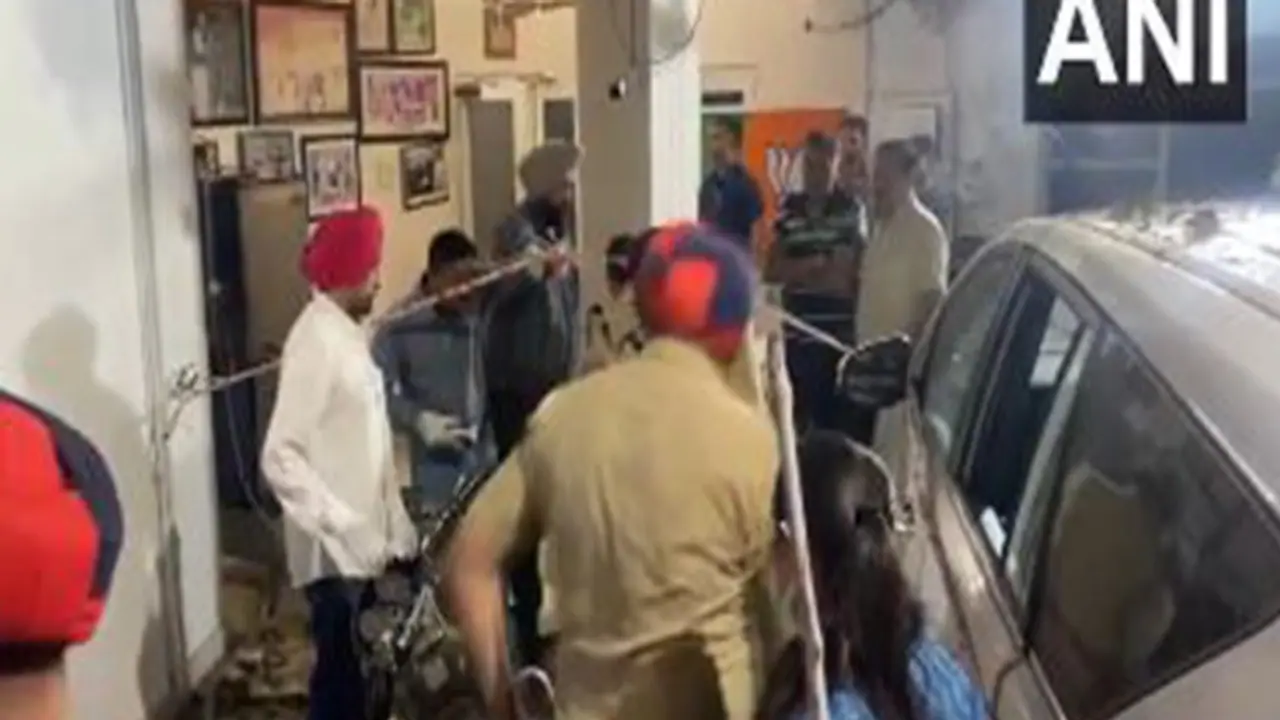 Punjab: Blast reported outside BJP leader Manoranjan Kalia's residence in Jalandhar; probe on Punjab: Blast reported outside BJP leader Manoranjan Kalia's residence in Jalandhar; probe on