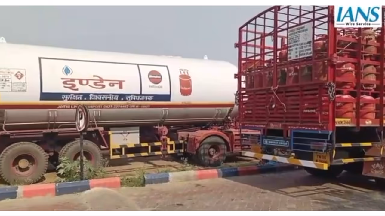 പാചക വാതക വില വർധനവ്: സംയുക്ത പ്രതിഷേധം ആലോചിക്കാൻ പ്രതിപക്ഷം പാചക വാതക വില വർധനവ്: സംയുക്ത പ്രതിഷേധം ആലോചിക്കാൻ പ്രതിപക്ഷം