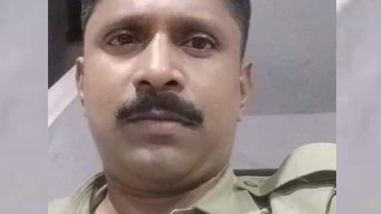 പത്തനംതിട്ടയിൽ പൊലീസുകാരനെ വീടിനുള്ളില്‍ തൂങ്ങിമരിച്ച നിലയിൽ കണ്ടെത്തി