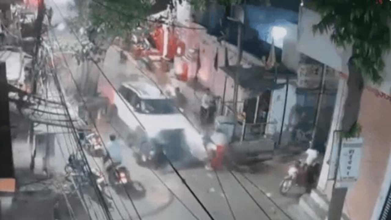 4ಕ್ಕೂ ಹೆಚ್ಚು ಬೈಕುಗಳಿಗೆ ಗುದ್ದಿ ನಿಲ್ಲಿಸದೇ ಹೋದ ಕಾರು: 2 ಸಾವು, 9 ಜನರಿಗೆ ಗಂಭೀರ ಗಾಯ: ವೀಡಿಯೋ 4ಕ್ಕೂ ಹೆಚ್ಚು ಬೈಕುಗಳಿಗೆ ಗುದ್ದಿ ನಿಲ್ಲಿಸದೇ ಹೋದ ಕಾರು: 2 ಸಾವು, 9 ಜನರಿಗೆ ಗಂಭೀರ ಗಾಯ: ವೀಡಿಯೋ