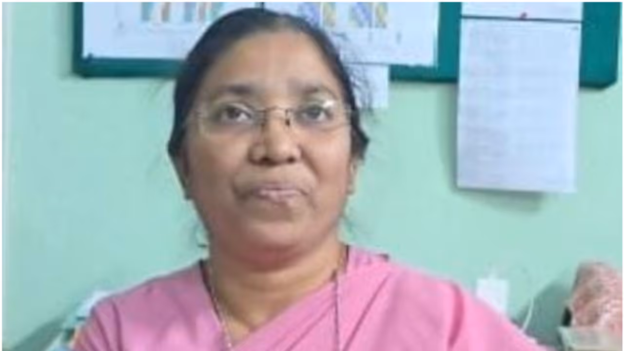 'വിദ്യാർഥിനിയെ മതപരിവര്ത്തനം നടത്താന് ശ്രമിച്ചു', ഹോളി ക്രോസ് പ്രിന്സിപ്പാൾ സിസ്റ്റര് ബിന്സിക്കെതിരെ കേസ് 'വിദ്യാർഥിനിയെ മതപരിവര്ത്തനം നടത്താന് ശ്രമിച്ചു', ഹോളി ക്രോസ് പ്രിന്സിപ്പാൾ സിസ്റ്റര് ബിന്സിക്കെതിരെ കേസ്