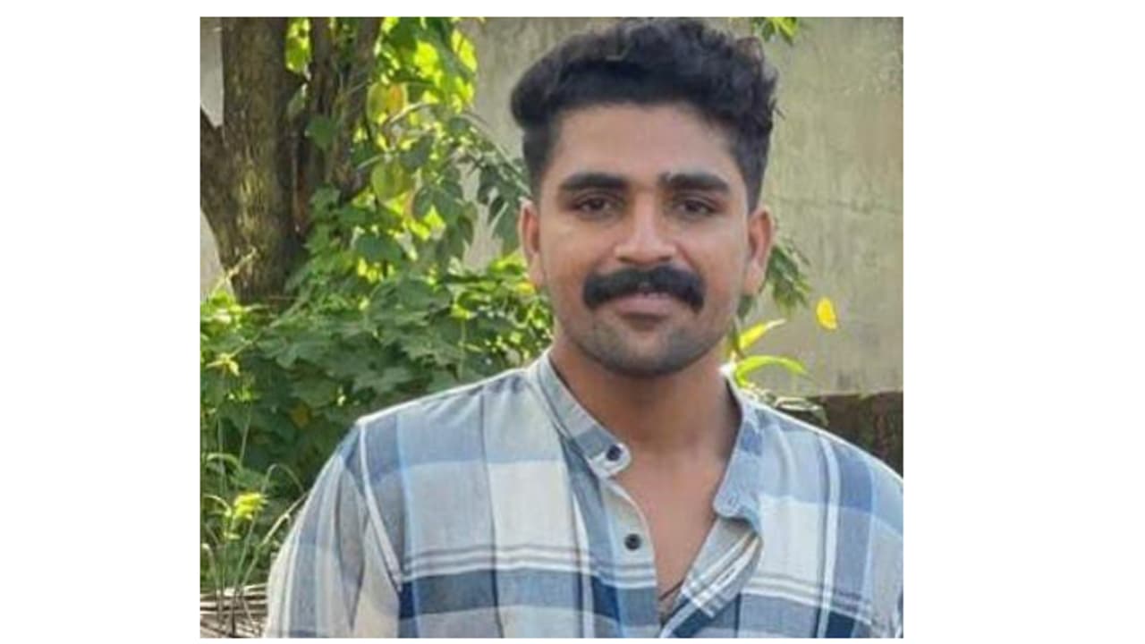 സുഹൃത്തിനെ കൂട്ടാന് റെയിൽവേ സ്റ്റേഷനിലെത്തി, താമസ സ്ഥലത്തേക്കുള്ള മടക്കത്തിൽ അപകടം; യുവാവിന് ദാരുണാന്ത്യം സുഹൃത്തിനെ കൂട്ടാന് റെയിൽവേ സ്റ്റേഷനിലെത്തി, താമസ സ്ഥലത്തേക്കുള്ള മടക്കത്തിൽ അപകടം; യുവാവിന് ദാരുണാന്ത്യം