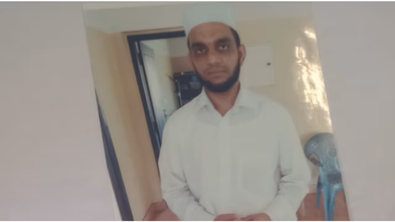 മതപഠന ക്ലാസിന് പോയ 16 കാരിയെ സ്വർണ്ണമോതിരം നൽകി പീഡിപ്പിച്ചു; മദ്രസാ അധ്യാപകന് 187 വർഷം തടവ് വിധിച്ച് കോടതി മതപഠന ക്ലാസിന് പോയ 16 കാരിയെ സ്വർണ്ണമോതിരം നൽകി പീഡിപ്പിച്ചു; മദ്രസാ അധ്യാപകന് 187 വർഷം തടവ് വിധിച്ച് കോടതി