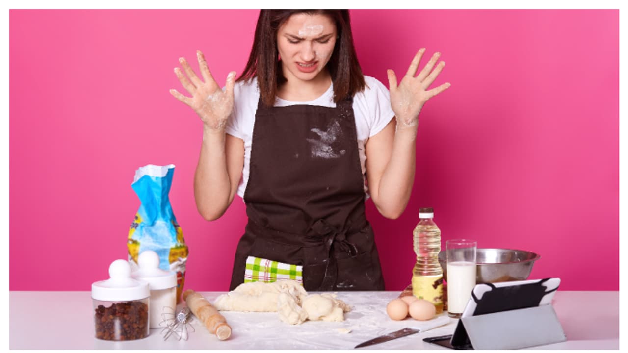 അടുക്കളയിൽ പാചകം ചെയ്യുമ്പോൾ ഈ തെറ്റുകൾ ഒഴിവാക്കണം; കാരണം ഇതാണ് അടുക്കളയിൽ പാചകം ചെയ്യുമ്പോൾ ഈ തെറ്റുകൾ ഒഴിവാക്കണം; കാരണം ഇതാണ്