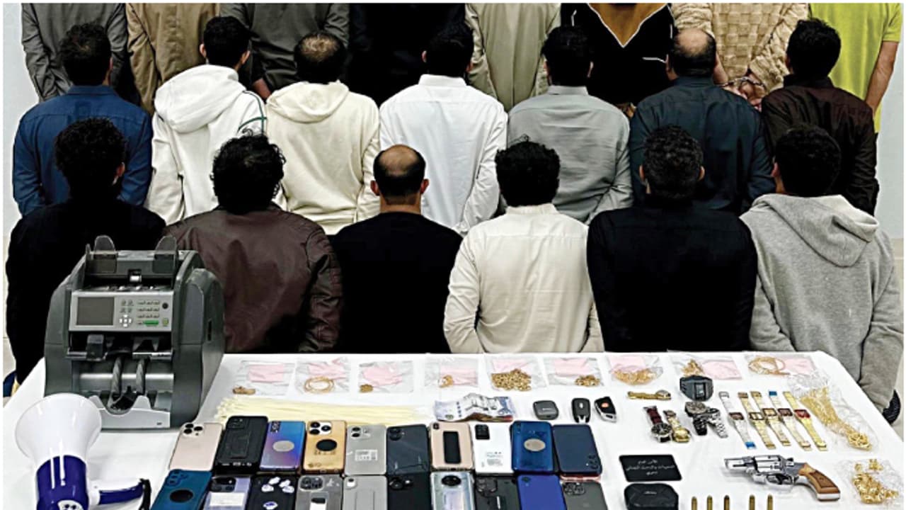 സുരക്ഷ ഉദ്യോഗസ്ഥരെന്ന വ്യാജേന പിടിച്ചുപറി; റിയാദിൽ 21 പേർ പിടിയിൽ സുരക്ഷ ഉദ്യോഗസ്ഥരെന്ന വ്യാജേന പിടിച്ചുപറി; റിയാദിൽ 21 പേർ പിടിയിൽ