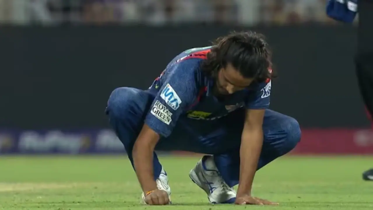 എത്ര പിഴയിട്ടാലും നിര്ത്താന് പ്ലാനില്ല; വീണ്ടും ഗ്രൗണ്ടിലെഴുതി ദിഗ്വേഷ് രാത്തിയുടെ നോട്ട്ബുക്ക് ആഘോഷം എത്ര പിഴയിട്ടാലും നിര്ത്താന് പ്ലാനില്ല; വീണ്ടും ഗ്രൗണ്ടിലെഴുതി ദിഗ്വേഷ് രാത്തിയുടെ നോട്ട്ബുക്ക് ആഘോഷം