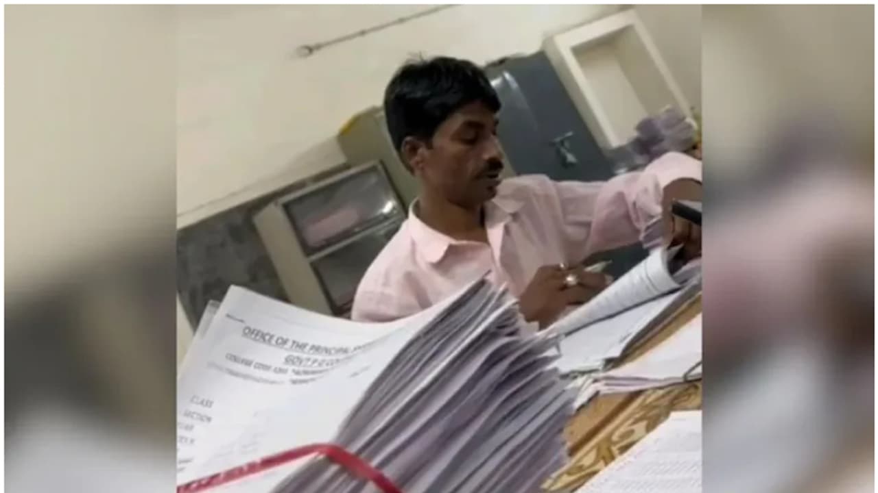 വളരെ കൂളായി ഇരുന്ന് ഉത്തരക്കടലാസുകൾ നോക്കുന്ന പ്യൂൺ! വീഡിയോ പുറത്ത്, പ്രിൻസിപ്പലിനും പ്രൊഫസർക്കും സസ്പെൻഷൻ