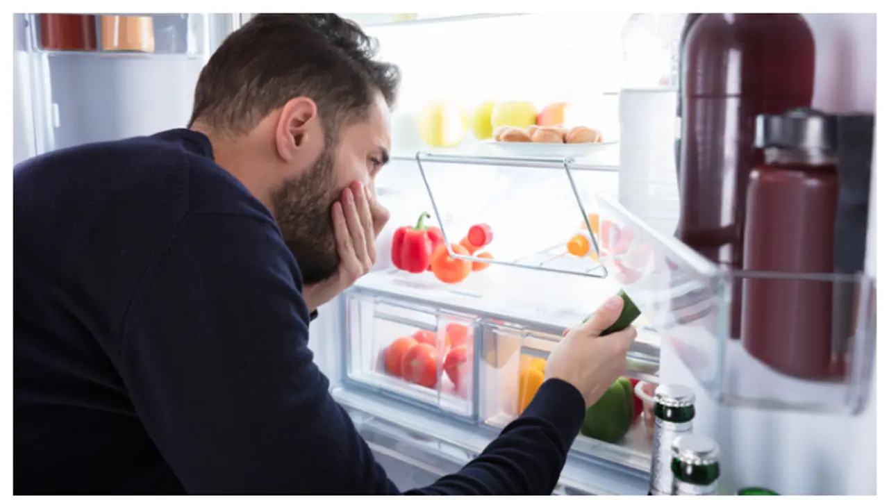 വൃത്തിയാക്കിയിട്ടും ഫ്രിഡ്ജിലെ ദുർഗന്ധം മാറിയില്ലേ? എങ്കിൽ ഇങ്ങനെ ചെയ്യൂ