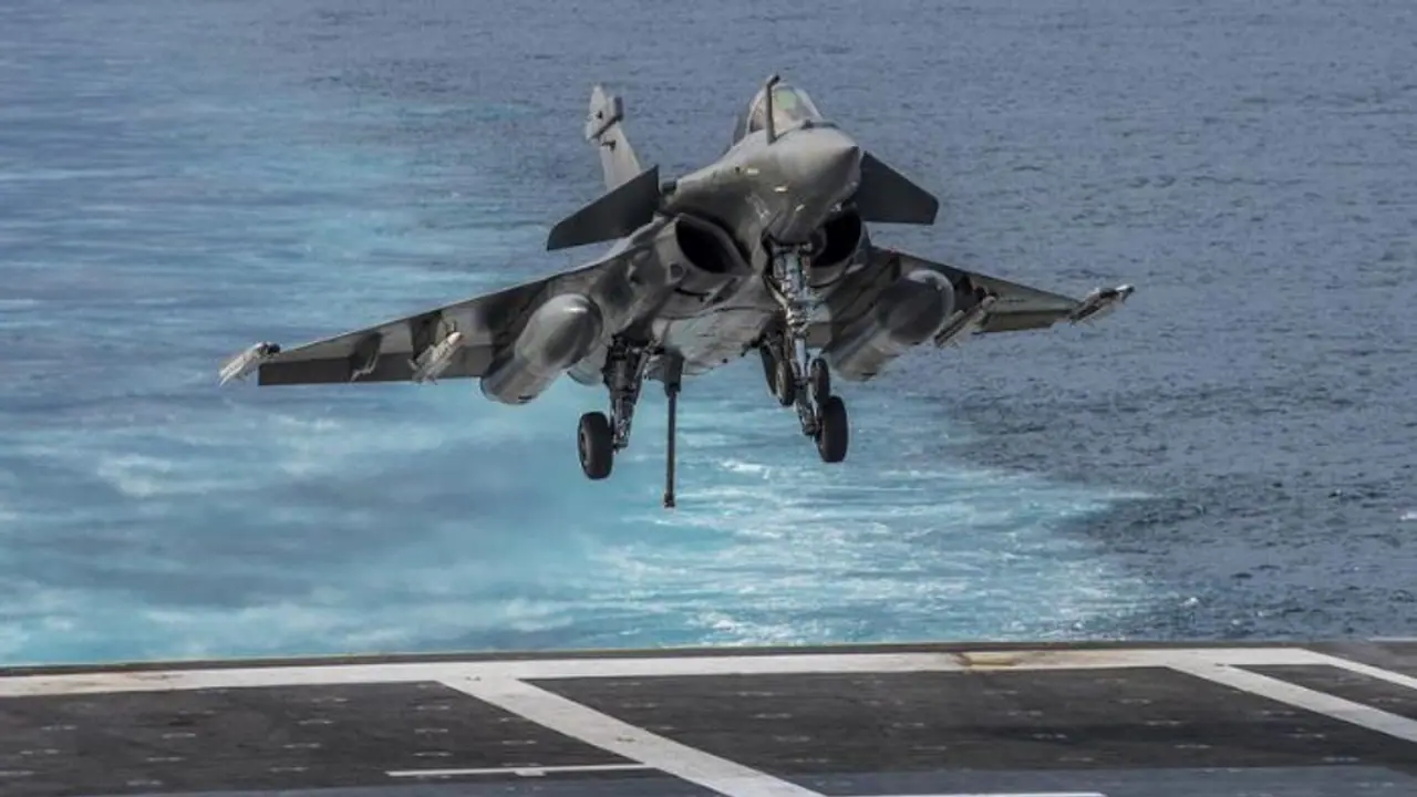 ಫ್ರಾನ್ಸ್ನಿಂದ 26 ರಫೇಲ್ ಮರೀನ್ ಫೈಟರ್ ಜೆಟ್ ಖರೀದಿ, 63 ಸಾವಿರ ಕೋಟಿ ಡೀಲ್ಗೆ ಒಪ್ಪಿದ ಭಾರತ! ಫ್ರಾನ್ಸ್ನಿಂದ 26 ರಫೇಲ್ ಮರೀನ್ ಫೈಟರ್ ಜೆಟ್ ಖರೀದಿ, 63 ಸಾವಿರ ಕೋಟಿ ಡೀಲ್ಗೆ ಒಪ್ಪಿದ ಭಾರತ!