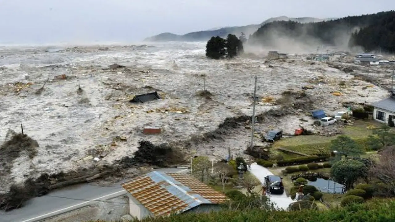Japan warns of MEGAQUAKE that could kill 300,000 people; experts predict huge tsunami waves