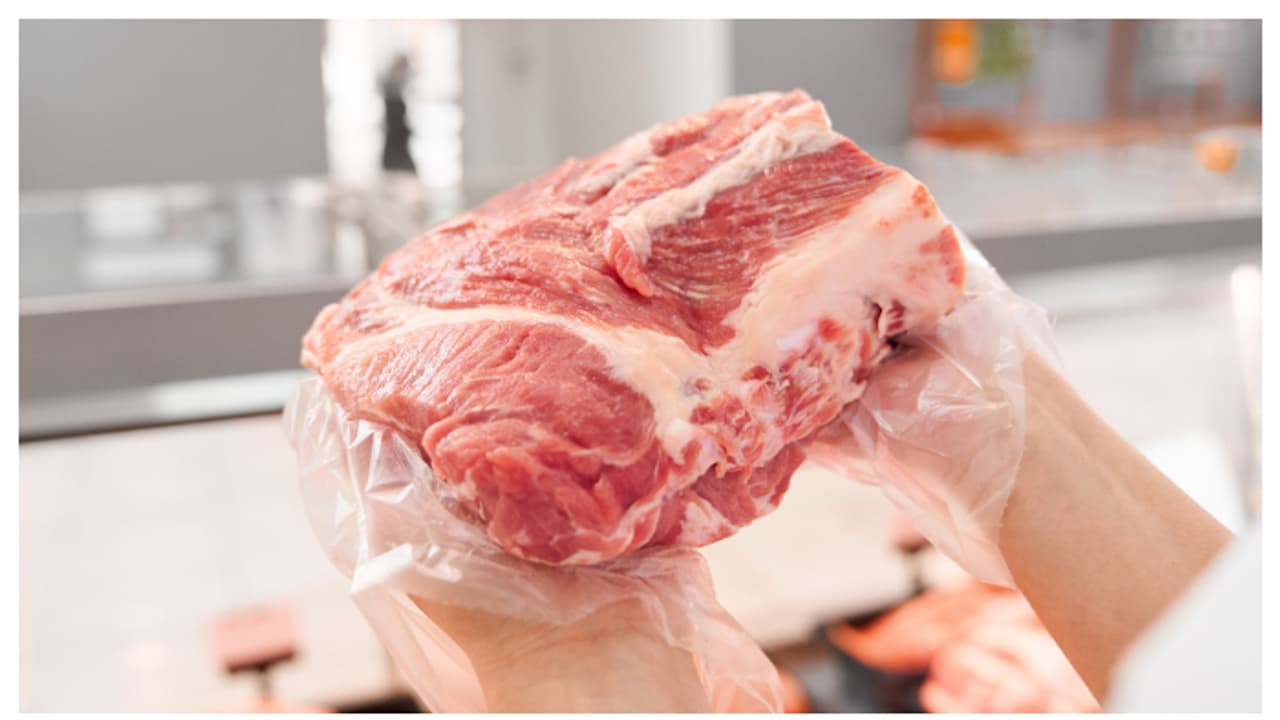 പാകം ചെയ്യുന്നതിന് മുന്‍പ് ഇറച്ചി ഫ്രിഡ്‍ജില്‍ നിന്ന് ഏറെ നേരം മാറ്റിവെക്കാറുണ്ടോ? ചെയ്യരുത്, കാരണം ഇതാണ്