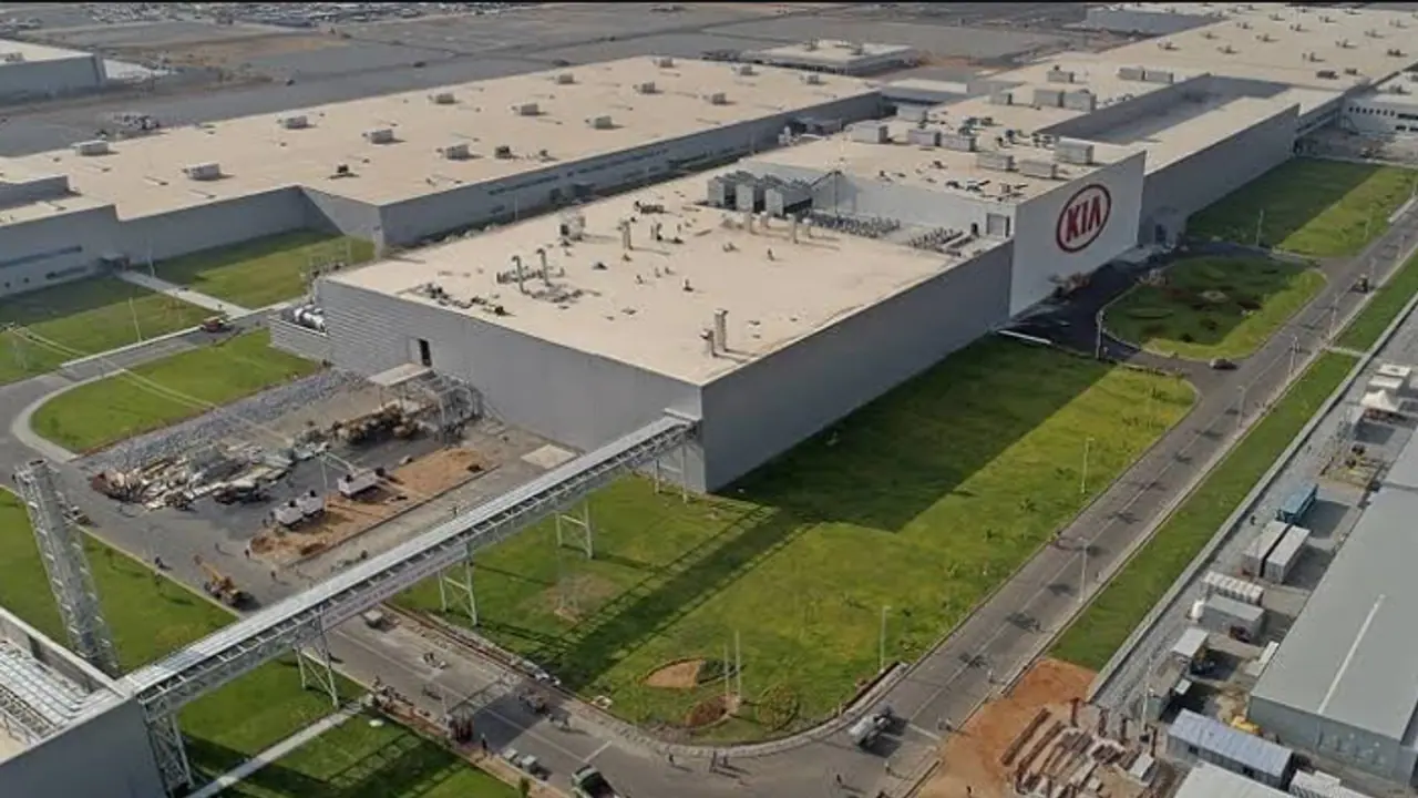 Kia Engine Theft: కియా ఇంజిన్ల చోరీలో బిగ్ ట్విస్ట్... లారీలు స్వాధీనం! Kia Engine Theft: కియా ఇంజిన్ల చోరీలో బిగ్ ట్విస్ట్... లారీలు స్వాధీనం!