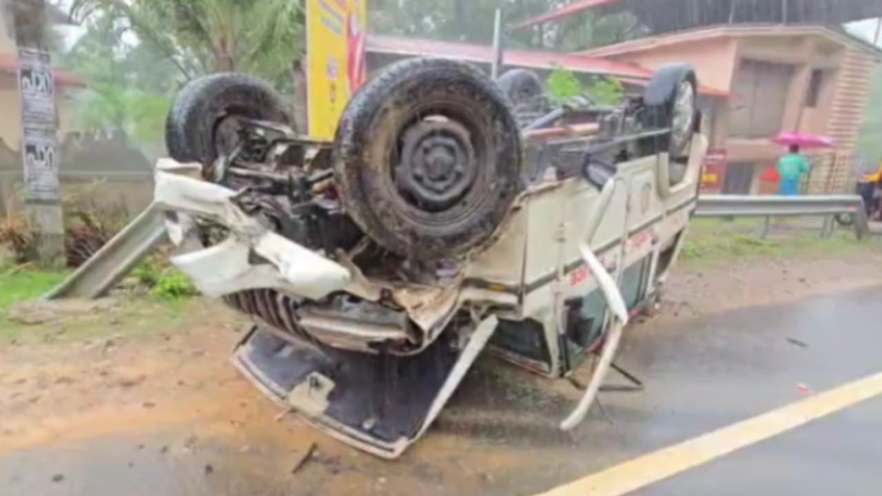 മന്ത്രിക്ക് എസ്കോർട്ട് പോയ പൊലീസ് ജീപ് നിയന്ത്രണം വിട്ട് മറിഞ്ഞു; അപകടം പത്തനാപുരത്ത്, 2 പൊലീസുകാർക്ക് പരുക്ക് മന്ത്രിക്ക് എസ്കോർട്ട് പോയ പൊലീസ് ജീപ് നിയന്ത്രണം വിട്ട് മറിഞ്ഞു; അപകടം പത്തനാപുരത്ത്, 2 പൊലീസുകാർക്ക് പരുക്ക്