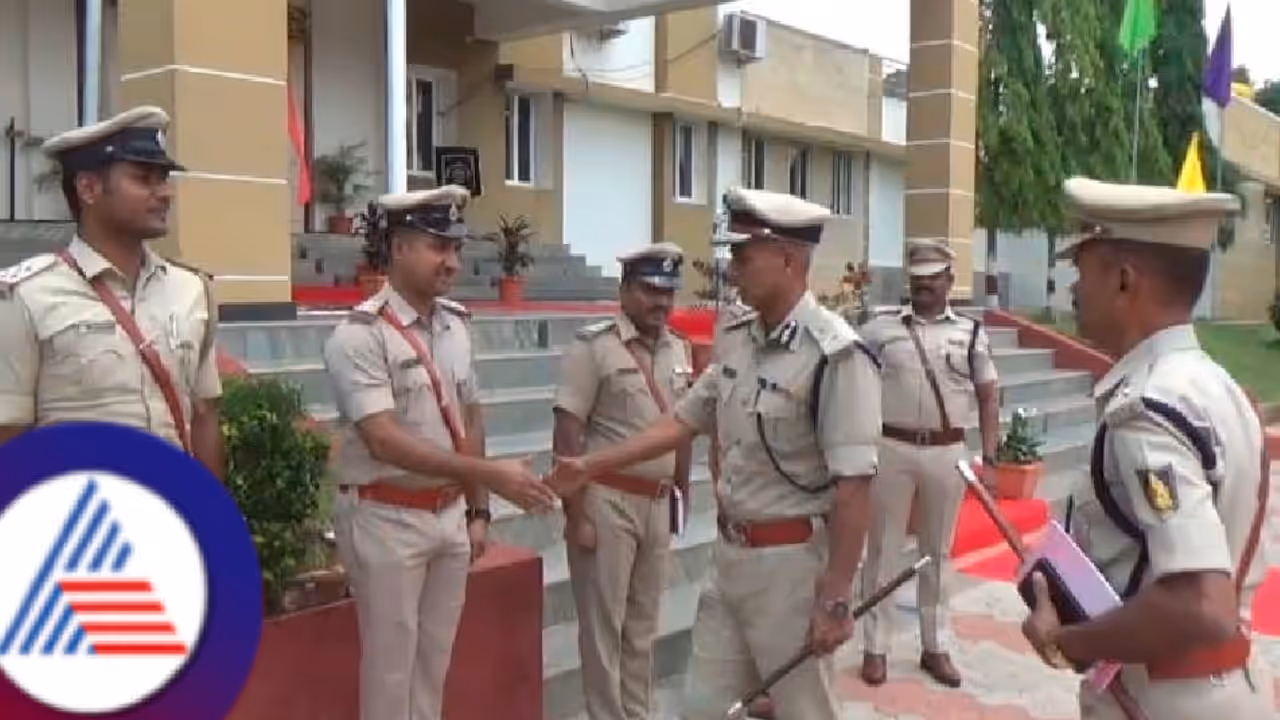 'ನಿಮಗೆ 54 ಸಾವಿರ ಸಂಬಳ; ಒಂದು ಅಟೆನ್ಷನ್ ಮಾಡೋಕೆ ಬರಲ್ಲ' ನೂತನ ಶಿಬಿರಾರ್ಥಿ, ಪೊಲೀಸ್ ಅಧಿಕಾರಿಗಳಿಗೆ ಎಡಿಜಿಪಿ ಫುಲ್ ಕ್ಲಾಸ್! 'ನಿಮಗೆ 54 ಸಾವಿರ ಸಂಬಳ; ಒಂದು ಅಟೆನ್ಷನ್ ಮಾಡೋಕೆ ಬರಲ್ಲ' ನೂತನ ಶಿಬಿರಾರ್ಥಿ, ಪೊಲೀಸ್ ಅಧಿಕಾರಿಗಳಿಗೆ ಎಡಿಜಿಪಿ ಫುಲ್ ಕ್ಲಾಸ್!