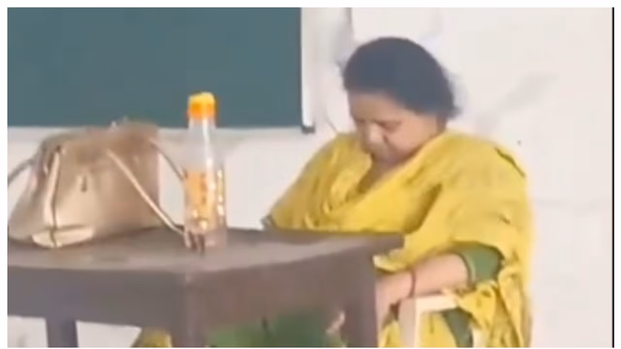 'ഉറക്കമാ... ഉറക്കമാ...'; ക്ലാസില്‍ ഇരുന്ന് ഉറങ്ങുന്ന ടീച്ചറുടെ വീഡിയോ വൈറൽ 
