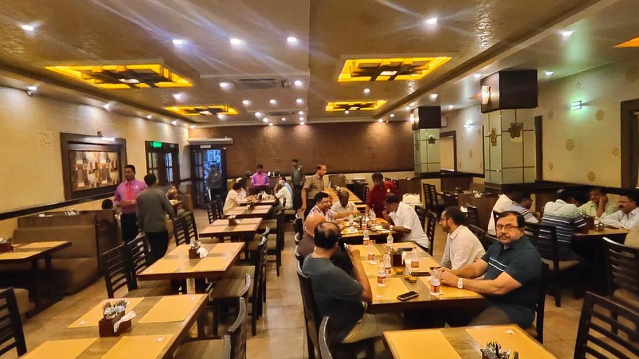 ಹೋಟೆಲ್ ಬೆಲೆ ಏರಿಕೆ ನಿಯಂತ್ರಣಕ್ಕಿಲ್ಲ ವ್ಯವಸ್ಥೆ: ಗ್ರಾಹಕರ ಮೇಲೆ ಸವಾರಿ ತಡೆಯೋರ್ಯಾರು? ಹೋಟೆಲ್ ಬೆಲೆ ಏರಿಕೆ ನಿಯಂತ್ರಣಕ್ಕಿಲ್ಲ ವ್ಯವಸ್ಥೆ: ಗ್ರಾಹಕರ ಮೇಲೆ ಸವಾರಿ ತಡೆಯೋರ್ಯಾರು?