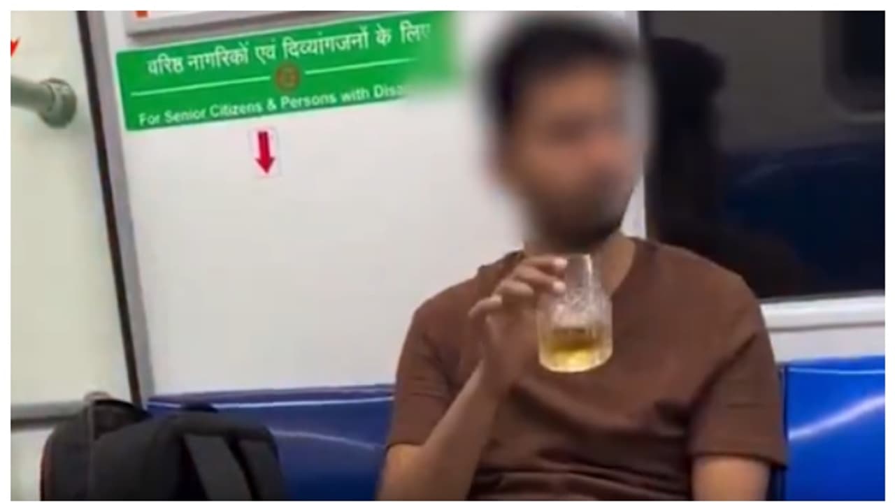 മെട്രോ യാത്രയ്ക്കിടെ മദ്യപാനവും മുട്ട തീറ്റയും; പിടികൂടിയപ്പോൾ കുടിച്ചത് ആപ്പീ ഫിസെന്ന്, വീഡിയോ വൈറൽ