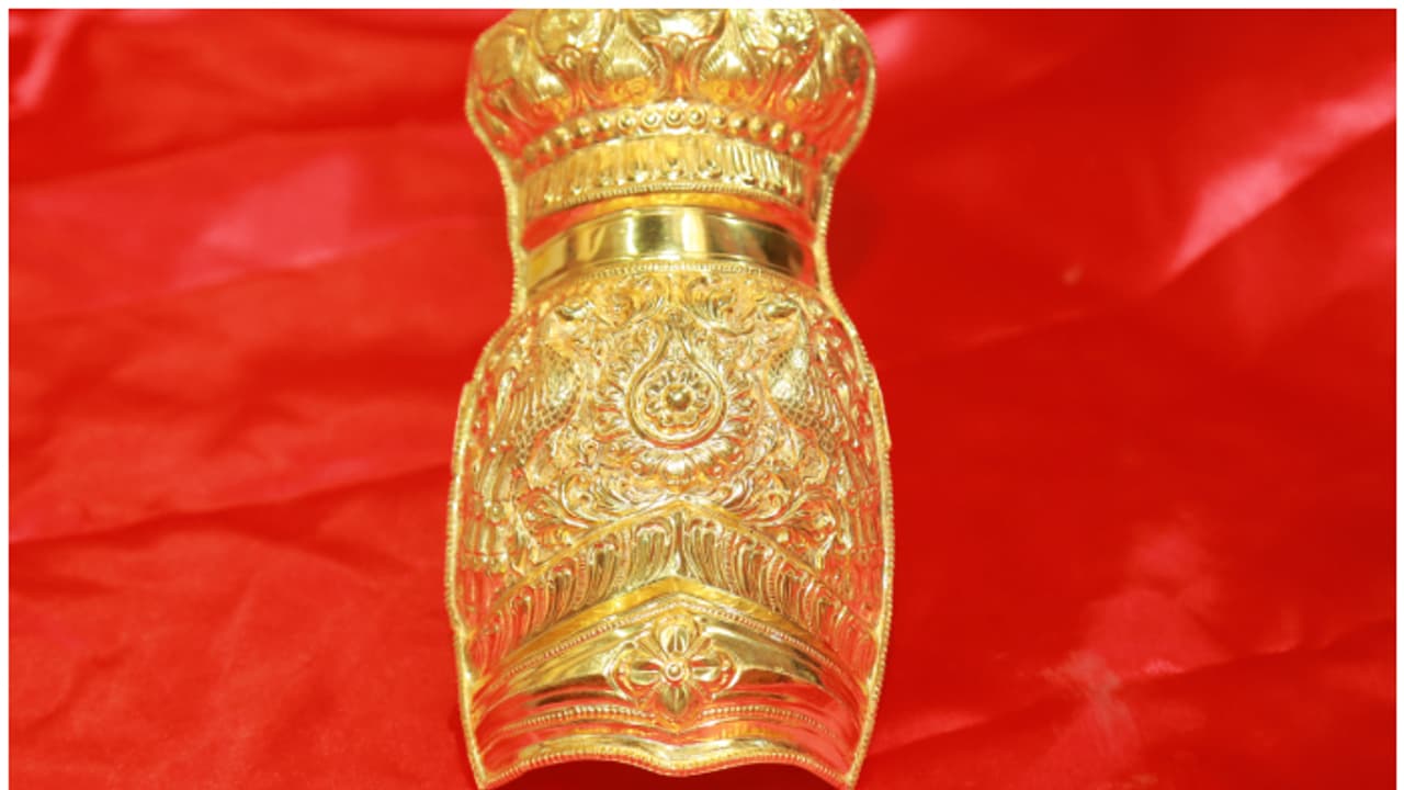 36 പവൻ തൂക്കം, ഗുരുവായൂരപ്പന് വഴിപാട് സമർപ്പണമായി പൊന്നിന്‍റെ കിരീടം; സമർപ്പിച്ചത് തമിഴ്നാട് സ്വദേശി