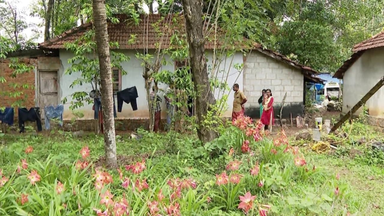 വൃദ്ധദമ്പതികളെ വാടകവീട്ടിൽ തൂങ്ങി മരിച്ച നിലയിൽ കണ്ടെത്തി; മരണം റേഡിയോയിൽ ഉച്ചത്തിൽ പാട്ട് വെച്ച ശേഷം 