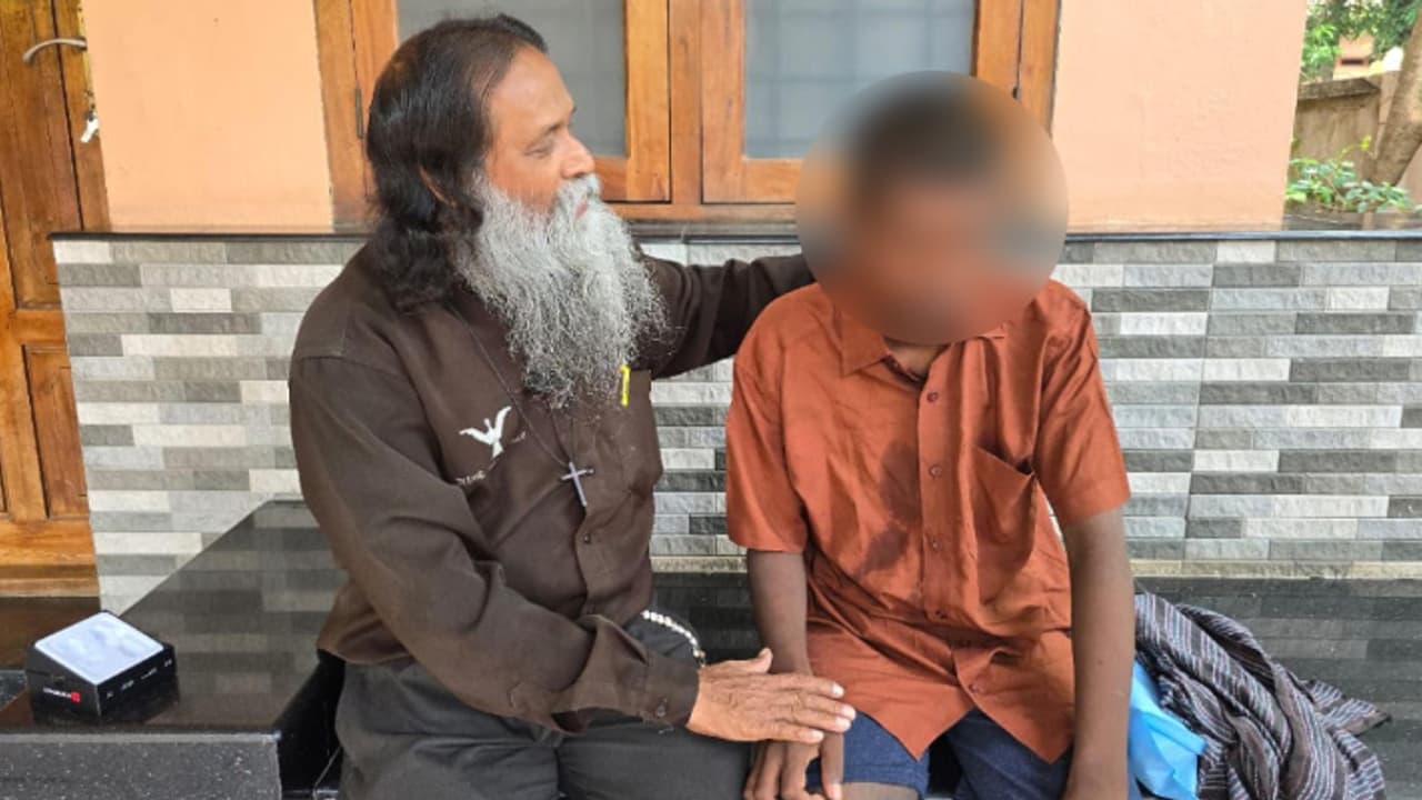 മുഷിഞ്ഞ വേഷത്തിൽ റെയിൽവേ സ്റ്റേഷൻ പരിസരത്ത് അലഞ്ഞ് തിരിഞ്ഞ് യുവാവിനെ ആശുപത്രിയിലേക്ക് മാറ്റി മുഷിഞ്ഞ വേഷത്തിൽ റെയിൽവേ സ്റ്റേഷൻ പരിസരത്ത് അലഞ്ഞ് തിരിഞ്ഞ് യുവാവിനെ ആശുപത്രിയിലേക്ക് മാറ്റി