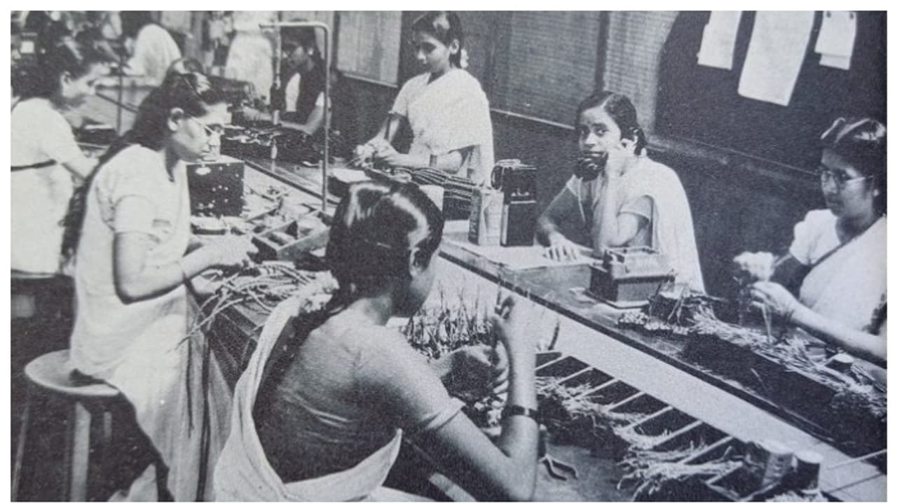 സാരി ഉടുത്ത് ടെലിഫോണ്‍ നിർമ്മിക്കുന്ന ഇന്ത്യന്‍ സ്ത്രീകൾ; 1950 ലെ ചിത്രം വൈറൽ 