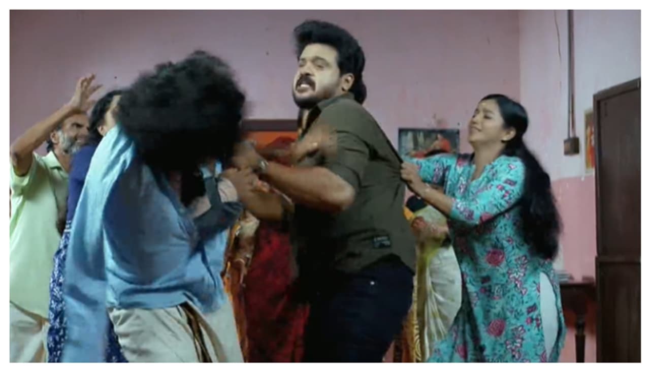 വീണ്ടും ശരത്തിനെ പൊതിരെ തല്ലി സച്ചി ചെമ്പനീർ പൂവ് സീരിയൽ റിവ്യൂ വീണ്ടും ശരത്തിനെ പൊതിരെ തല്ലി സച്ചി ചെമ്പനീർ പൂവ് സീരിയൽ റിവ്യൂ