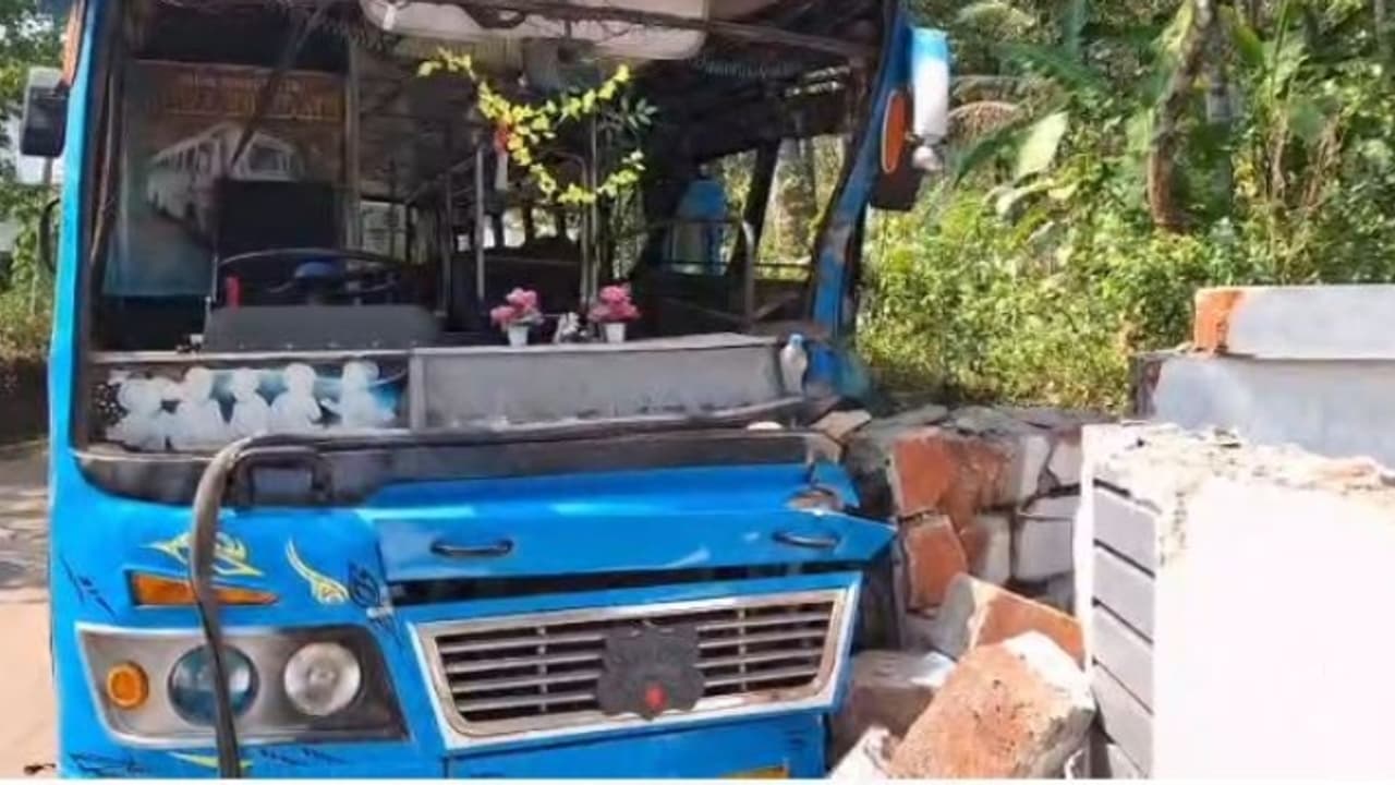 വടകരയിൽ സ്വകാര്യ ബസ് മതിലിൽ ഇടിച്ച് അപകടം; 15 ഓളം പേർക്ക് പരിക്കേറ്റു വടകരയിൽ സ്വകാര്യ ബസ് മതിലിൽ ഇടിച്ച് അപകടം; 15 ഓളം പേർക്ക് പരിക്കേറ്റു