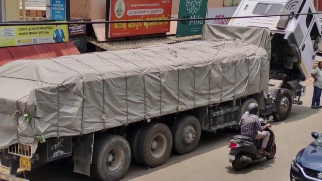 ഫുൾ ലോഡ് സിമന്റുമായി വരുന്നതിനിടെ ലോറിയുടെ ക്ലച്ചിന് തകരാർ; ടൗണിൽ അഞ്ച് മണിക്കൂർ ഗതാഗതക്കുരുക്ക് ഫുൾ ലോഡ് സിമന്റുമായി വരുന്നതിനിടെ ലോറിയുടെ ക്ലച്ചിന് തകരാർ; ടൗണിൽ അഞ്ച് മണിക്കൂർ ഗതാഗതക്കുരുക്ക്