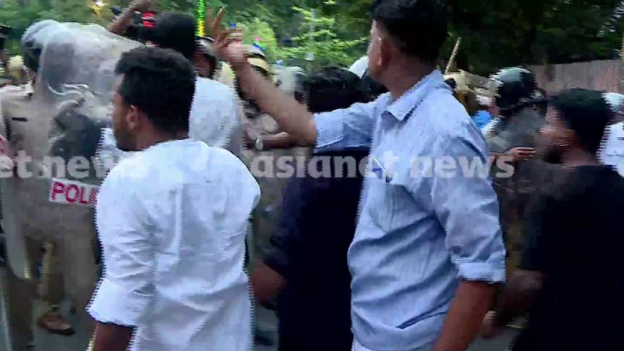 കേരള സർവകലാശാല ആസ്ഥാനത്ത് വൻ സംഘർഷം, കെഎസ്യു എസ്എഫ്ഐ പ്രവർത്തകർ ഏറ്റുമുട്ടി, പൊലീസ് ലാത്തിവീശി, പരിക്ക് കേരള സർവകലാശാല ആസ്ഥാനത്ത് വൻ സംഘർഷം, കെഎസ്യു എസ്എഫ്ഐ പ്രവർത്തകർ ഏറ്റുമുട്ടി, പൊലീസ് ലാത്തിവീശി, പരിക്ക്