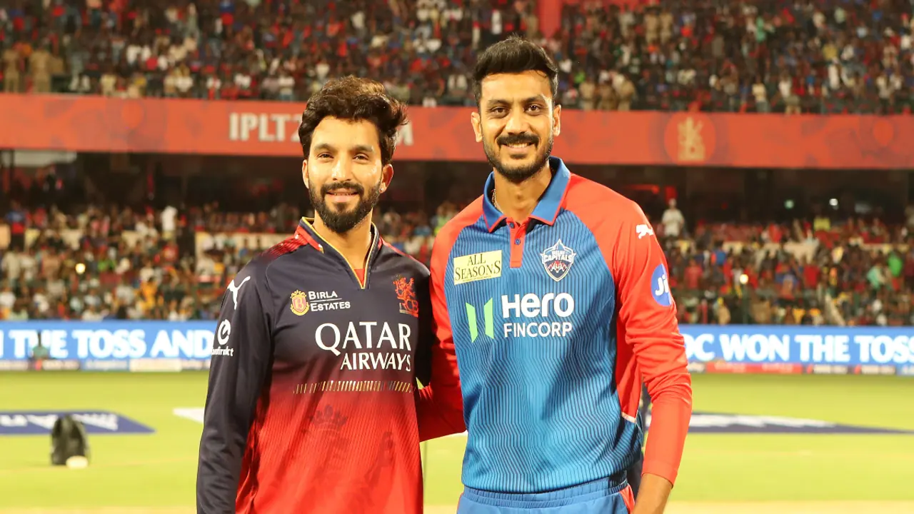 ಡೆಲ್ಲಿ ಎದುರು ಟಾಸ್ ಗೆದ್ದ ಆರ್ಸಿಬಿ ಬೌಲಿಂಗ್ ಆಯ್ಕೆ; ಒಂದು ಮೇಜರ್ ಚೇಂಜ್! ಡೆಲ್ಲಿ ಎದುರು ಟಾಸ್ ಗೆದ್ದ ಆರ್ಸಿಬಿ ಬೌಲಿಂಗ್ ಆಯ್ಕೆ; ಒಂದು ಮೇಜರ್ ಚೇಂಜ್!