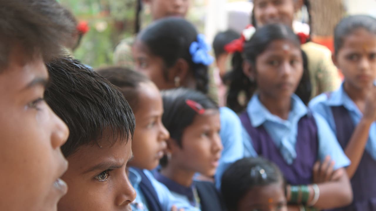 ಕೆಮಿಕಲ್‌ ದುರ್ನಾತದ ಎಫೆಕ್ಟ್‌: ಮೂಗಿಗೆ ಬಟ್ಟೆ ಕಟ್ಕೊಂಡೇ ಪಾಠ ಹೇಳ್ಬೇಕು, ಮಕ್ಳು ಕೇಳ್ಬೇಕು..!