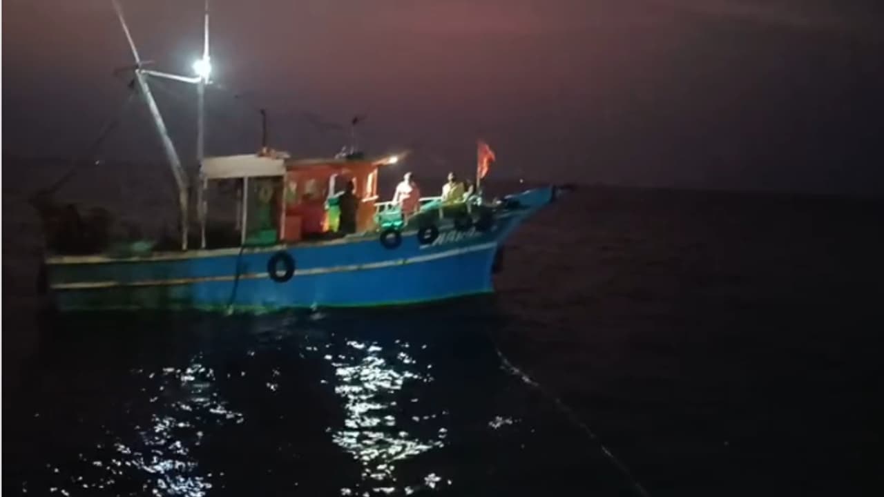 'സ്വരം' നിലച്ചത് നടുക്കടലില്‍; രക്ഷാപ്രവര്‍ത്തനം നടത്തി മറൈന്‍ എന്‍ഫോഴ്‌സ്‌മെന്‍റ്