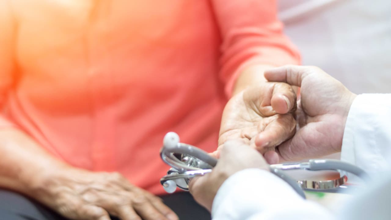 World Parkinson's Day 2025: പാര്‍ക്കിന്‍സണ്‍സ് രോഗത്തിന്‍റെ ഈ അപകട സൂചനകള്‍ തിരിച്ചറിയാം