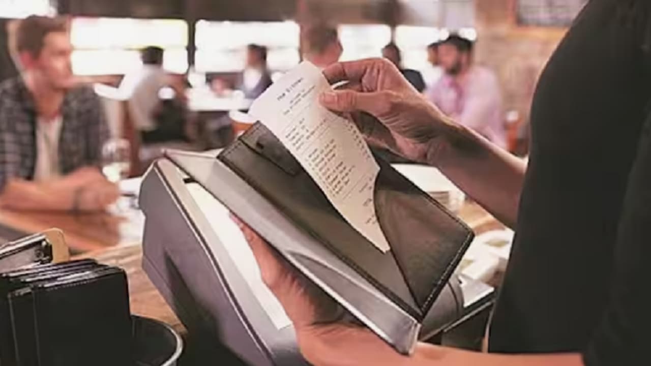 ಆಹಾರ ಪದಾರ್ಥಗಳ ದರ ಏರಿಕೆಯ ಜತೆಗೆ ನಿರ್ಬಂಧವಿದ್ದರೂ ಹೋಟೆಲ್ ಸೇವಾ ಶುಲ್ಕ ವಸೂಲಿ ಆಹಾರ ಪದಾರ್ಥಗಳ ದರ ಏರಿಕೆಯ ಜತೆಗೆ ನಿರ್ಬಂಧವಿದ್ದರೂ ಹೋಟೆಲ್ ಸೇವಾ ಶುಲ್ಕ ವಸೂಲಿ