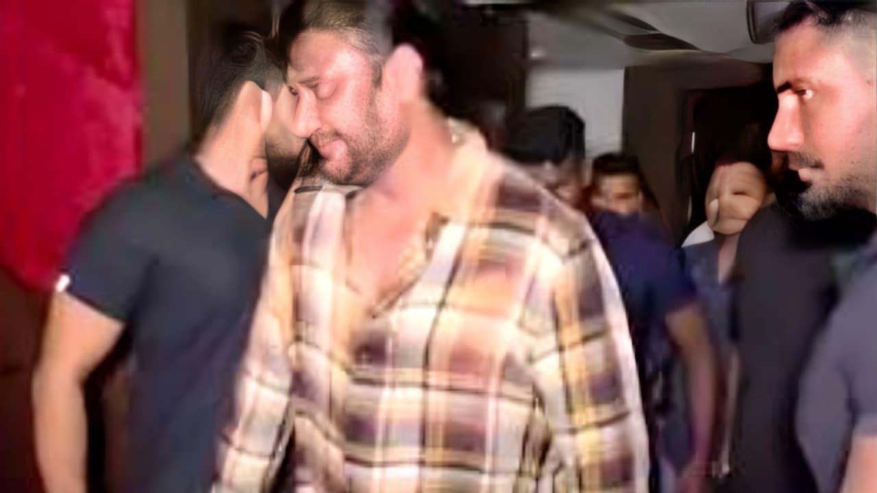 ആരോഗ്യകാരണം പറഞ്ഞ് കോടതിയില് ഹാജരായില്ല; സ്വന്തം സിനിമയുടെ പ്രത്യേക പ്രദര്ശനം കണ്ട് ദര്ശന് ആരോഗ്യകാരണം പറഞ്ഞ് കോടതിയില് ഹാജരായില്ല; സ്വന്തം സിനിമയുടെ പ്രത്യേക പ്രദര്ശനം കണ്ട് ദര്ശന്