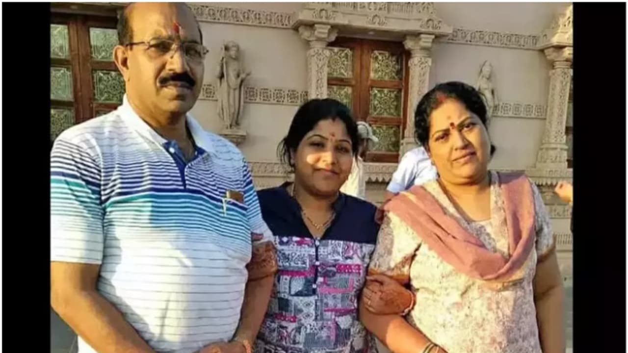 മകളുടെ പേരിടൽ ചടങ്ങിനായുള്ള യാത്ര കണ്ണീരിലാഴ്ന്നു; ദേശീയപാതയിലെ വാഹനാപകടത്തിൽ യുവതിയും മാതാപിതാക്കളും മരിച്ചു മകളുടെ പേരിടൽ ചടങ്ങിനായുള്ള യാത്ര കണ്ണീരിലാഴ്ന്നു; ദേശീയപാതയിലെ വാഹനാപകടത്തിൽ യുവതിയും മാതാപിതാക്കളും മരിച്ചു