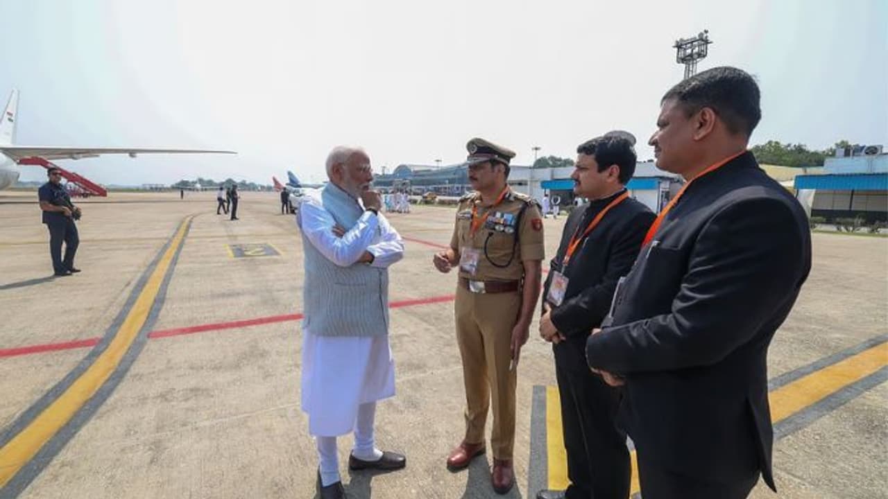 'ಗ್ಯಾಂಗ್‌ರೇಪ್‌ ಕೇಸ್‌ ಏನಾಯ್ತು?' ಏರ್‌ಪೋರ್ಟ್‌ನಲ್ಲೇ ಪೊಲೀಸ್‌ ಆಯುಕ್ತರಿಗೆ ಪ್ರಶ್ನಿಸಿದ ಪ್ರಧಾನಿ ಮೋದಿ!