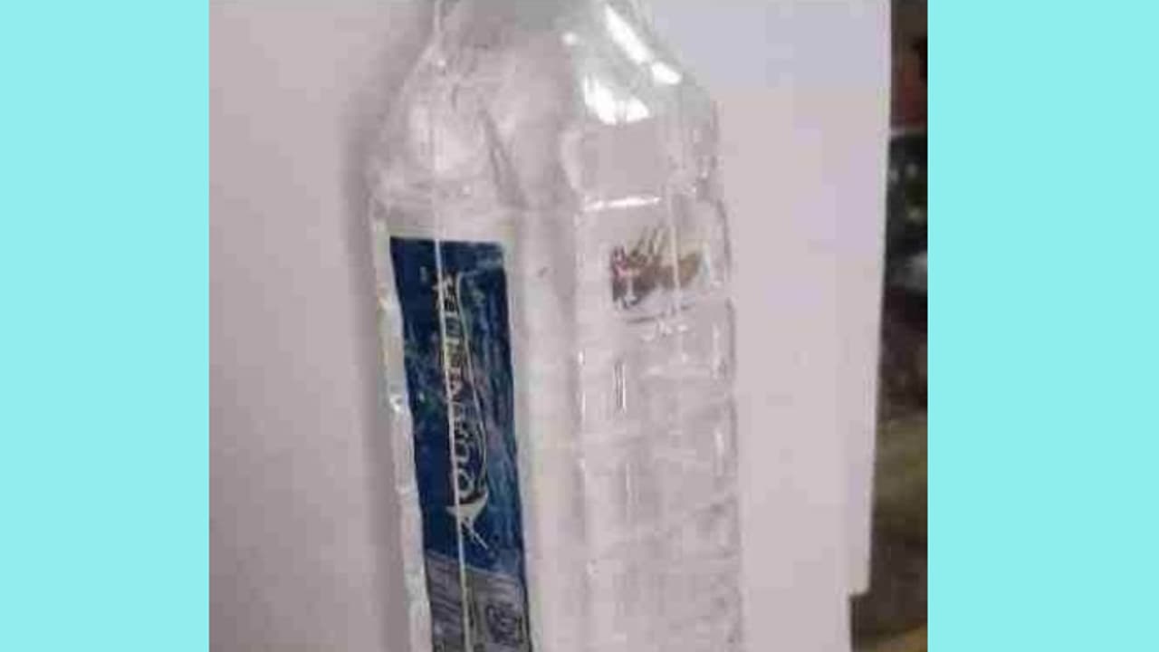 കുപ്പിവെള്ളത്തില് കണ്ടത് ചത്ത ചിലന്തിയെ, കമ്പനിക്ക് പണികിട്ടി, കേസില് കോടതി വിധിച്ചത് കനത്ത പിഴ കുപ്പിവെള്ളത്തില് കണ്ടത് ചത്ത ചിലന്തിയെ, കമ്പനിക്ക് പണികിട്ടി, കേസില് കോടതി വിധിച്ചത് കനത്ത പിഴ