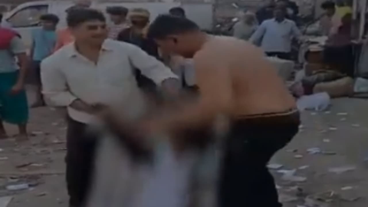 പച്ചക്കറി മോഷ്ടിച്ചെന്ന് ആരോപണം, അമ്മയും മകളും നേരിട്ടത് ക്രൂര മര്ദനം; പ്രതികളെ അറസ്റ്റ് ചെയ്ത് പൊലീസ് പച്ചക്കറി മോഷ്ടിച്ചെന്ന് ആരോപണം, അമ്മയും മകളും നേരിട്ടത് ക്രൂര മര്ദനം; പ്രതികളെ അറസ്റ്റ് ചെയ്ത് പൊലീസ്